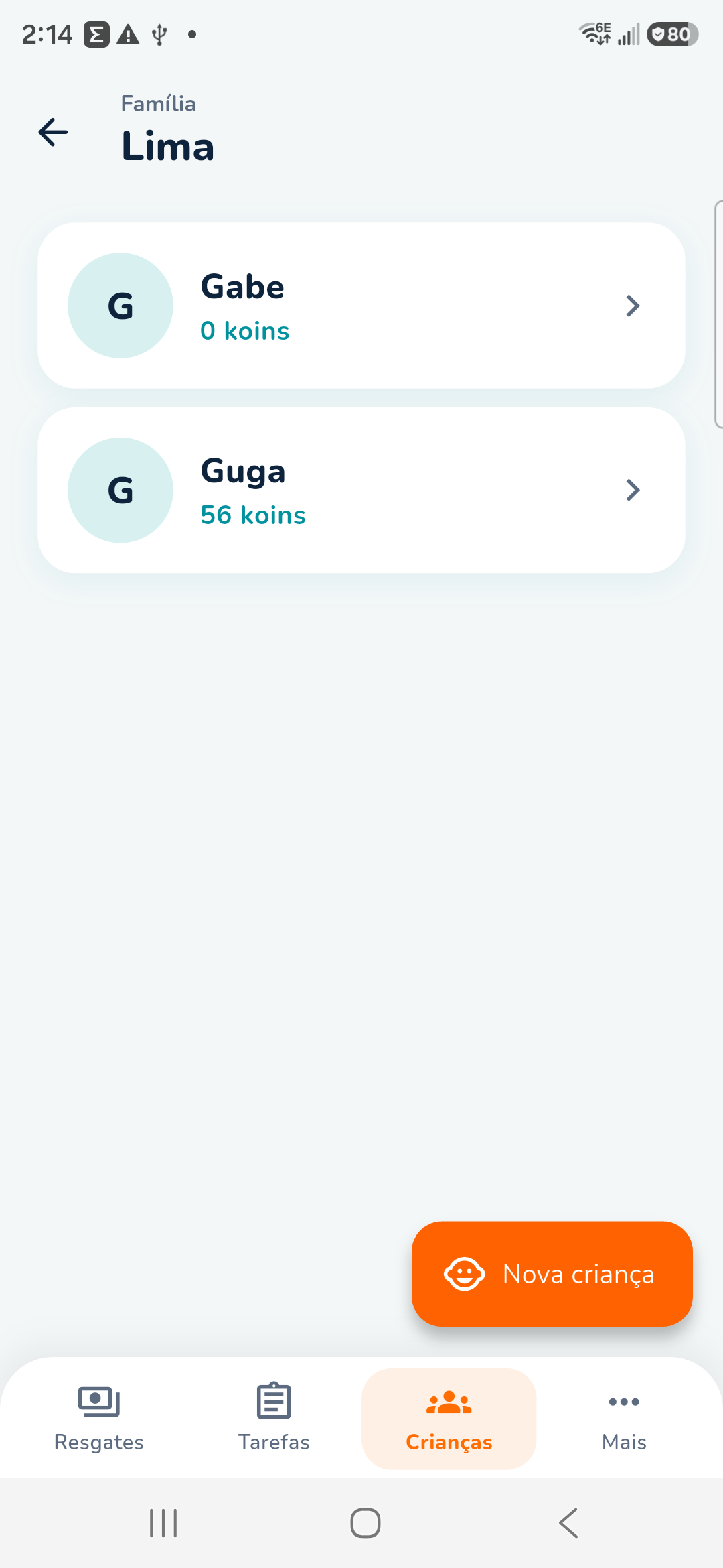 Os dois filhos da Família Lima, Gabe e Guga, com o saldo de koins de cada um